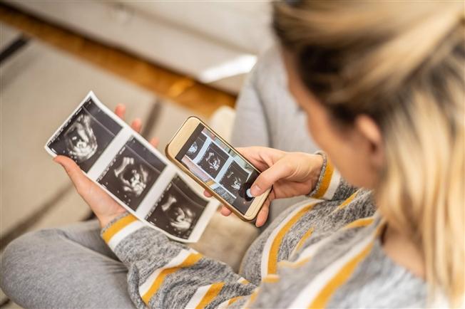 https://www.mainlinehealth.org/-/media/images/blog/2021/05/announcing-pregnancy/pregnant-woman-taking-photo-of-ultrasound-with-cell-phone/pregnant-woman-taking-photo-of-ultrasound-with-cell-phone_featured_article_event.jpg