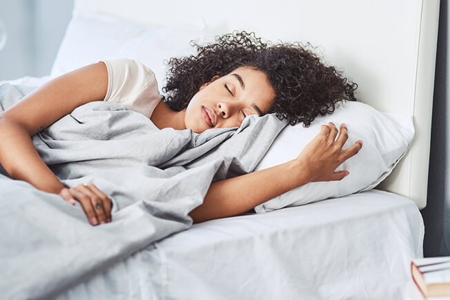 https://www.mainlinehealth.org/-/media/images/blog/2022/12/sleep-quality/woman-sleeping-in-bed_featured.jpg?h=435&w=652&la=en&hash=A93095AAEBC18D3B7CCC0B91DE44BE6D